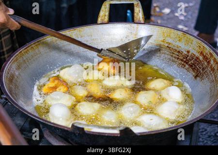 Martabak Madura (vermicelles martabak, martabak bihun). C'est un type de martabak salé qui est généralement fait avec une variété de garnitures au goût sucré Banque D'Images