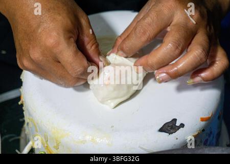 Martabak Madura (vermicelles martabak, martabak bihun). C'est un type de martabak salé qui est généralement fait avec une variété de garnitures au goût sucré Banque D'Images