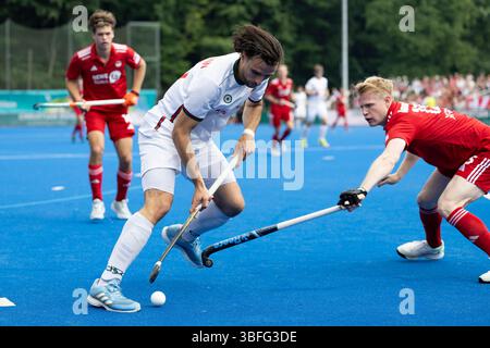 Lucas BACHMANN (CHTC 15, à gauche) avec le ballon dans un duel contre Tom GRAMBUSCH (RWK 15, à droite), action. 1ère Bundesliga de hockey sur gazon masculin, finale, Crefelder HTC (CHTC) v. Rot-Weiss Koeln (Cologne) (RWK), finale 3-1, le 1er juin 2025, au Gerd Wellen Hockey Facility à Krefeld, en Allemagne. Banque D'Images