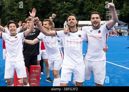 Les champions allemands Lucas Bachmann (CHTC 15, milieu), Masi Pfandt (CHTC 77, à droite) et Tin Nguyen Luong (CHTC 19) sont en fête. Joie, jubilation, rire. Hockey 1ère Bundesliga de hockey sur gazon masculin, finale, Crefelder HTC (CHTC) - Rot-Weiss Koeln (Cologne) (RWK), finale 3-1, le 1er juin 2025, au centre de hockey Gerd Wellen à Krefeld, en Allemagne. Banque D'Images