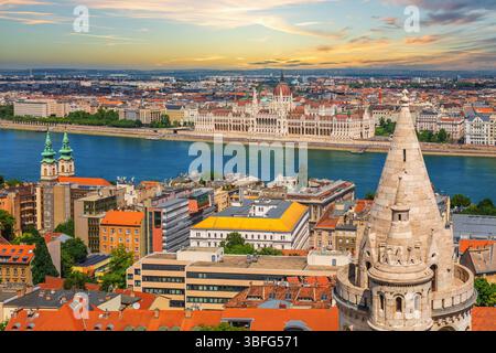 Vue panoramique d'en haut sur les monuments de Budapest, le bâtiment du Parlement et le Danube, Hongrie. Banque D'Images