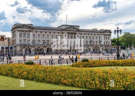 Londres, Angleterre, Royaume-Uni - 1er mai 2025 : la foule se rassemble devant le palais de Buckingham, la résidence officielle du roi de Grande-Bretagne. Banque D'Images