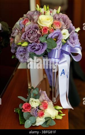 Élégant bouquet de mariage avec des roses et ruban. Beau bouquet de mariée avec lavande, roses blanches et roses avec des feuilles d'eucalyptus et Banque D'Images