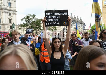 Londres, Royaume-Uni. 1er juin 2025. Les manifestants de la "Marche pour les enfants d'Ukraine" affirment que la Russie a enlevé plus de 20 000 enfants ukrainiens. Ils exigent la libération de leurs enfants ukrainiens et la fin de la guerre en Ukraine. L'Assemblée à Marble Arch et ils marchent vers la place du Parlement. (Photo de 李世惠/Voir Li/Picture Capital) crédit : Voir Li/Picture Capital/Alamy Live News Banque D'Images