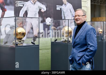 Non exclusif : le footballeur de l'année 1986 Ihor Belanov pose pour une photo lors de la présentation de trois prix ballon d'Or remportés par l'ukrainien f Banque D'Images