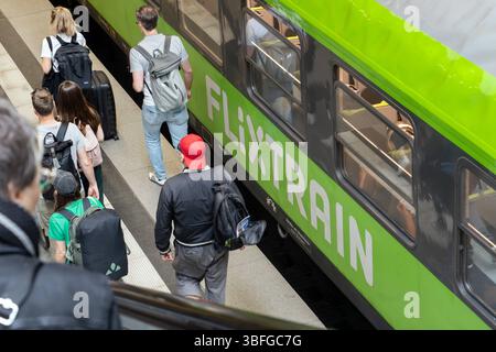 Flixtrain im Hauptbahnhof, Reisende eilen zum Zug, München, Juni 2025 Deutschland, Berlin, Juni 2025, Flixtrain nach Köln vor der Abfahrt, Berliner Hauptbahnhof, Reisende gehen den Bahnsteig entlang zum Zug, Flix train ist Konkurrent der Deutschen Bahn, eine preiswerte Alternative zur DB, die Flixtrain GmbH gehört zum Verkehrskonzern Flix, seit mai 2019 Bedient Flixtrain die Strecke Berlin-Köln, Fernverkehr, Bahnreise, Bahnkehr, Bahnkehr, Verkehr Umwelt, Bayern, *** Flixtrain à la gare principale, les voyageurs se dépêchent de prendre le train, Munich, juin 2025 Allemagne, Berlin, juin 2025, Flixtrain à Cologne avant Banque D'Images