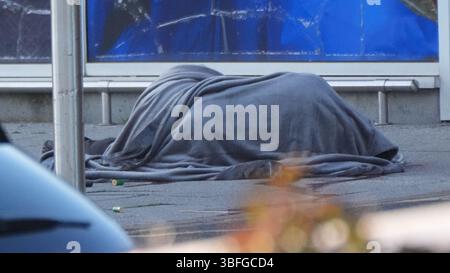 LES RÉDACTEURS NOTENT LE CONTENU enveloppes de coquillages à côté d'une couverture couvrant un corps sur la scène au Fairgreen Shopping Centre, Carlow, où un homme est soupçonné d'être mort suite à un incident de fusillade. L'agence de presse PA comprend que les blessures de l'homme mort ont été auto-infligées. Date de la photo : dimanche 1er juin 2025. Banque D'Images