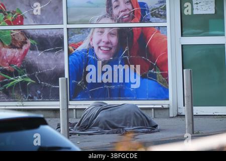 LES RÉDACTEURS NOTENT LE CONTENU enveloppes de coquillages à côté d'une couverture couvrant un corps sur la scène au Fairgreen Shopping Centre, Carlow, où un homme est soupçonné d'être mort suite à un incident de fusillade. L'agence de presse PA comprend que les blessures de l'homme mort ont été auto-infligées. Date de la photo : dimanche 1er juin 2025. Banque D'Images