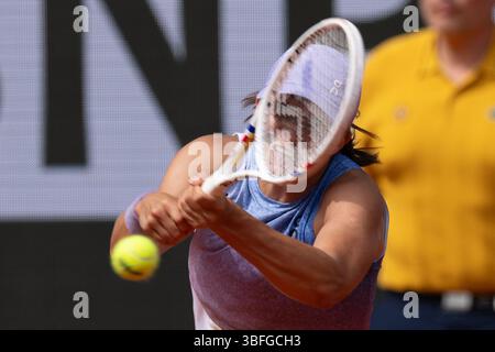 IgA Swiatek, de Pologne, joue un revers contre Elena Rybakina, du Kazakhstan, lors du match du quatrième tour féminin en simple, le huitième jour de l'Open de France 2025 à Roland Garros, le 1er juin 2025 à Paris. Photo de Laurent Zabulon/ABACAPRESS.COM crédit : Abaca Press/Alamy Live News Banque D'Images
