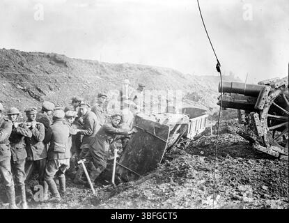 Terrain de défrichement britannique pour l'obusier, soldats britanniques préparant la place pour une pièce d'artillerie d'obusier pendant la première Guerre mondiale Banque D'Images