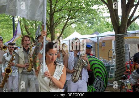 The Big Float, Portland, Oregon - 26 juillet 2015 : une fanfare dans les marches costumées dans le défilé Big Float, promouvant les loisirs de la rivière. Banque D'Images