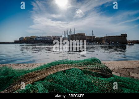 Port de Gallipoli et quelques filets de pêche, dans le Salento, Pouilles, Italie. Banque D'Images