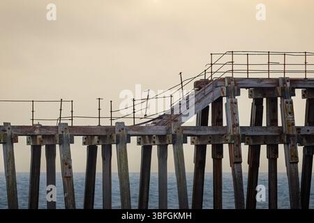 Phare de Blyth et Broken East Pier, à l'aube, Blyth, Northumberland 2025 Banque D'Images