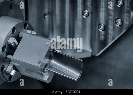 Aube en titane de turbine d'avion dans l'usinage CNC, fond de concept industriel Banque D'Images