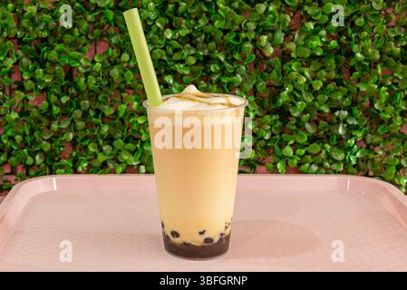 Bien que l'essence du thé à bulles réside dans le thé et les perles de tapioca, la diversité de ses ingrédients est ce qui permet une variété infinie de combinati Banque D'Images