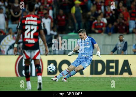 Rio de Janeiro, Brésil. 01 juin 2025. Le gardien de but Joao Ricardo de Fortaleza frappe le ballon pendant le match entre Flamengo et Fortaleza, pour la Serie A 2025 brésilienne, au stade Maracana, à Rio de Janeiro, le 1er juin 2025 photo : Satiro Sodre/DiaEsportivo/Alamy Live News Credit : DiaEsportivo/Alamy Live News Banque D'Images