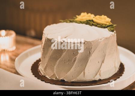 Gâteau de couche de vanille avec des fleurs Banque D'Images