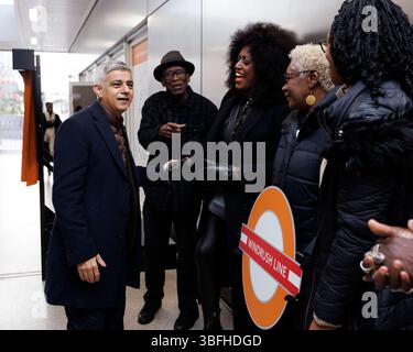 Le London Overground reçoit un nouveau nom aujourd'hui lancé par le maire de Londres Sadiq Khan à la station Dalston Junction. Photo : Sadiq pose pour les photos Banque D'Images