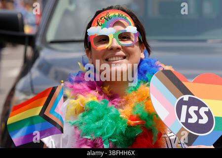 New York, NY, États-Unis. 1er juin 2025. JACKSON HEIGHTS, QUEENS, NEW YORK New York ''“ 1er JUIN 2025 : des milliers de personnes ont participé à la New Queens Pride Parade 2025 dans le quartier Jackson Heights du Queens. La célébration colorée a marqué le début du mois de la fierté et a mis en vedette des groupes communautaires, des dirigeants locaux, des activistes et des élus qui défilaient en faveur des droits et de la visibilité LGBTQ. Crédit : ZUMA Press, Inc/Alamy Live News Banque D'Images