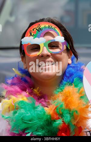 New York, NY, États-Unis. 1er juin 2025. JACKSON HEIGHTS, QUEENS, NEW YORK New York ''“ 1er JUIN 2025 : des milliers de personnes ont participé à la New Queens Pride Parade 2025 dans le quartier Jackson Heights du Queens. La célébration colorée a marqué le début du mois de la fierté et a mis en vedette des groupes communautaires, des dirigeants locaux, des activistes et des élus qui défilaient en faveur des droits et de la visibilité LGBTQ. Crédit : ZUMA Press, Inc/Alamy Live News Banque D'Images