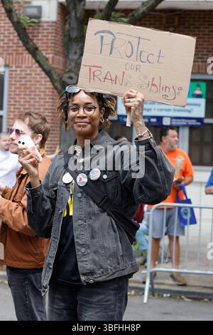 New York, NY, États-Unis. 1er juin 2025. JACKSON HEIGHTS, QUEENS, NEW YORK New York ''“ 1er JUIN 2025 : des milliers de personnes ont participé à la New Queens Pride Parade 2025 dans le quartier Jackson Heights du Queens. La célébration colorée a marqué le début du mois de la fierté et a mis en vedette des groupes communautaires, des dirigeants locaux, des activistes et des élus qui défilaient en faveur des droits et de la visibilité LGBTQ. Crédit : ZUMA Press, Inc/Alamy Live News Banque D'Images