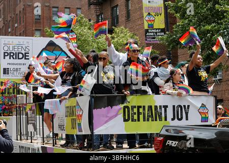New York, NY, États-Unis. 1er juin 2025. JACKSON HEIGHTS, QUEENS, NEW YORK New York ''“ 1er JUIN 2025 : des milliers de personnes ont participé à la New Queens Pride Parade 2025 dans le quartier Jackson Heights du Queens. La célébration colorée a marqué le début du mois de la fierté et a mis en vedette des groupes communautaires, des dirigeants locaux, des activistes et des élus qui défilaient en faveur des droits et de la visibilité LGBTQ. Crédit : ZUMA Press, Inc/Alamy Live News Banque D'Images
