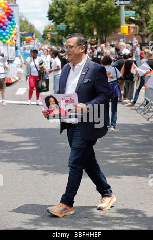 New York, NY, États-Unis. 1er juin 2025. JACKSON HEIGHTS, QUEENS, NEW YORK New York ''“ 1er JUIN 2025 : des milliers de personnes ont participé à la New Queens Pride Parade 2025 dans le quartier Jackson Heights du Queens. La célébration colorée a marqué le début du mois de la fierté et a mis en vedette des groupes communautaires, des dirigeants locaux, des activistes et des élus qui défilaient en faveur des droits et de la visibilité LGBTQ. Crédit : ZUMA Press, Inc/Alamy Live News Banque D'Images