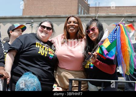 JACKSON HEIGHTS, QUEENS, NEW YORK – 1er JUIN 2025 : Letitia James Attorney General de New York avec des milliers de personnes a participé à la New Queens Pride Parade 2025 dans le quartier Jackson Heights du Queens. La célébration colorée a marqué le début du mois de la fierté et a mis en vedette des groupes communautaires, des dirigeants locaux, des activistes et des élus qui défilaient en faveur des droits et de la visibilité LGBTQ+. Photo : Luiz Rampelotto/EuropaNewswire/Sipa USA Banque D'Images