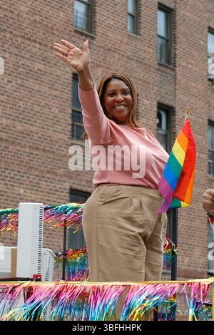 JACKSON HEIGHTS, QUEENS, NEW YORK – 1er JUIN 2025 : Letitia James Attorney General de New York avec des milliers de personnes a participé à la New Queens Pride Parade 2025 dans le quartier Jackson Heights du Queens. La célébration colorée a marqué le début du mois de la fierté et a mis en vedette des groupes communautaires, des dirigeants locaux, des activistes et des élus qui défilaient en faveur des droits et de la visibilité LGBTQ+. Photo : Luiz Rampelotto/EuropaNewswire/Sipa USA Banque D'Images