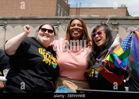 JACKSON HEIGHTS, QUEENS, NEW YORK – 1er JUIN 2025 : Letitia James Attorney General de New York avec des milliers de personnes a participé à la New Queens Pride Parade 2025 dans le quartier Jackson Heights du Queens. La célébration colorée a marqué le début du mois de la fierté et a mis en vedette des groupes communautaires, des dirigeants locaux, des activistes et des élus qui défilaient en faveur des droits et de la visibilité LGBTQ+. Photo : Luiz Rampelotto/EuropaNewswire/Sipa USA Banque D'Images