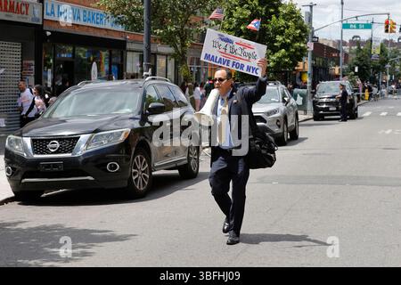 JACKSON HEIGHTS, QUEENS, NEW YORK CITY – 1er JUIN 2025 :Ismael Malave JR - New York Citys 2025 Comptroller candidate avec des milliers de personnes ont participé à la New Queens Pride Parade 2025 dans le quartier Jackson Heights du Queens. La célébration colorée a marqué le début du mois de la fierté et a mis en vedette des groupes communautaires, des dirigeants locaux, des activistes et des élus qui défilaient en faveur des droits et de la visibilité LGBTQ+. Photo : Luiz Rampelotto/EuropaNewswire/Sipa USA Banque D'Images