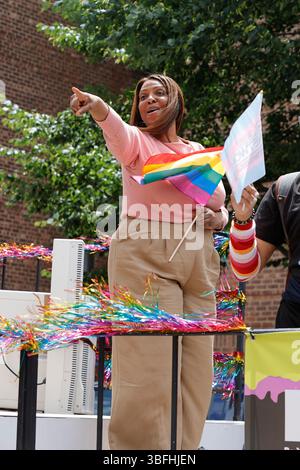 JACKSON HEIGHTS, QUEENS, NEW YORK – 1er JUIN 2025 : Letitia James Attorney General de New York avec des milliers de personnes a participé à la New Queens Pride Parade 2025 dans le quartier Jackson Heights du Queens. La célébration colorée a marqué le début du mois de la fierté et a mis en vedette des groupes communautaires, des dirigeants locaux, des activistes et des élus qui défilaient en faveur des droits et de la visibilité LGBTQ+. Photo : Luiz Rampelotto/EuropaNewswire Banque D'Images