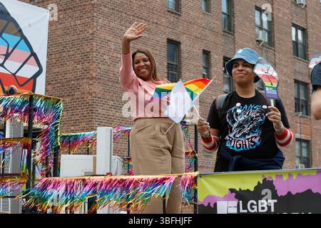 JACKSON HEIGHTS, QUEENS, NEW YORK – 1er JUIN 2025 : Letitia James Attorney General de New York avec des milliers de personnes a participé à la New Queens Pride Parade 2025 dans le quartier Jackson Heights du Queens. La célébration colorée a marqué le début du mois de la fierté et a mis en vedette des groupes communautaires, des dirigeants locaux, des activistes et des élus qui défilaient en faveur des droits et de la visibilité LGBTQ+. Photo : Luiz Rampelotto/EuropaNewswire Banque D'Images