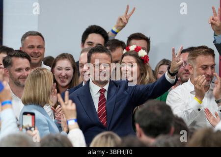 (250602) -- VARSOVIE, 2 juin 2025 (Xinhua) -- Rafal Trzaskowski (C), maire de Varsovie et candidat de la Coalition civique au pouvoir, fait un geste lors d'une élection à Varsovie, en Pologne, le 1er juin 2025. Karol Nawrocki dirige désormais de justesse Rafal Trzaskowski dans le second tour de la présidence polonaise dimanche, selon un sondage tardif mené par Ipsos. Les résultats des sondages de sortie précédents avaient montré Trzaskowski en avance. Nawrocki, historien et chef de l'Institut polonais de la mémoire nationale, a obtenu 50,7% des voix au second tour de la présidence, devant Trzaskowski, le candidat au pouvoir de la Coalition civique (Ko) Banque D'Images