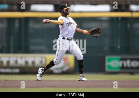 Bradenton, FL : le deuxième joueur des Marauders de Bradenton, Jeral Toledo (32), repousse et repousse les Lakeland Flying Tigers désignés Woody Hadeen (5) à la première base de la cinquième manche lors d'un match MiLB le 1er juin 2025 au LECOM Park. Les Flying Tigers battent les Marauders 5-1. (Kim Hukari/image du sport) Banque D'Images