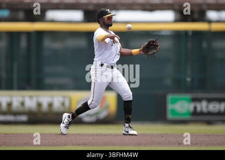 Bradenton, FL : le deuxième joueur des Marauders de Bradenton, Jeral Toledo (32), repousse et repousse les Lakeland Flying Tigers désignés Woody Hadeen (5) à la première base de la cinquième manche lors d'un match MiLB le 1er juin 2025 au LECOM Park. Les Flying Tigers battent les Marauders 5-1. (Kim Hukari/image du sport) Banque D'Images
