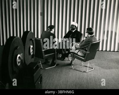 Thelonious Monk est interviewé à la télévision néo-zélandaise lors de sa tournée de 1965. Thelonious Sphere Monk (10 octobre 1917 – 17 février 1982) est un pianiste et compositeur de jazz américain. Il avait un style d'improvisation unique et a apporté de nombreuses contributions au répertoire jazz standard, y compris ''Round Midnight', 'Blue Monk', 'Straight, No Chaser', 'Ruby, ma chère', 'In Walked Bud', et 'Eh bien, vous n'avez pas besoin'. Monk est le deuxième compositeur de jazz le plus enregistré après Duke Ellington. Banque D'Images