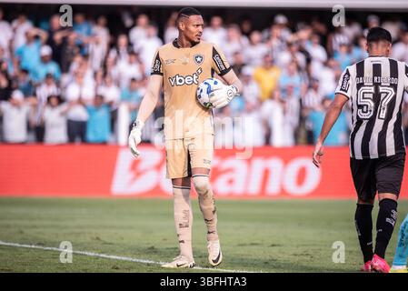 Santos, Brésil. 01 juin 2025. SANTOS, BRÉSIL - Jun 01 : John of Botafogo regarde lors du match Brasileirao 2025 entre Santos et Botafogo au stade Urbano Caldeira le 6,{iptcyear} à Santos, Brésil. (Photo de Guilherme Veiga/PxImages) crédit : PX images/Alamy Live News Banque D'Images