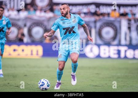 Santos, Brésil. 01 juin 2025. SANTOS, BRÉSIL - juin 01 : Guilherme de Santos pilote le ballon lors du match Brasileirao 2025 entre Santos et Botafogo au stade Urbano Caldeira le 6,{iptcyear} à Santos, Brésil. (Photo de Guilherme Veiga/PxImages) crédit : PX images/Alamy Live News Banque D'Images