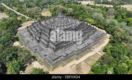 Vue aérienne du temple Borobudur en forme de mandala. Le plus grand monument bouddhiste du monde dans le centre de Java, Indonésie. Banque D'Images