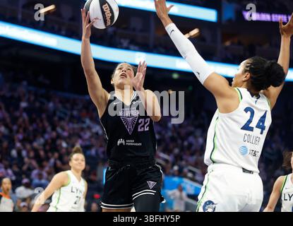 San Francisco, États-Unis. 01 juin 2025. Veronica Burton (22 ans) de Golden State Valkyries fait un tir contre Napheesa collier (24 ans) de Minnesota Lynx au premier quart-temps au Chase Center de San Francisco le dimanche 1er juin 2025. (Photo de Nhat V. Meyer/Bay Area News Group/TNS/SIPA USA) crédit : SIPA USA/Alamy Live News Banque D'Images