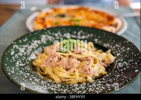 Pizza et pâtes au restaurant. Banque D'Images