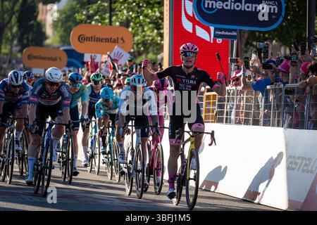 Rome, Italie, le 1er juin 2025. Le cycliste britannique Simon Yates remporte le 108e Giro d'Italia 2025, course cycliste dans le centre-ville lors de l'étape 21, une étape de 143 km entre Rome et Rome, Italie, le 1er juin 2025. Crédit : Stefano Costantino TTL / Alamy Live News Banque D'Images