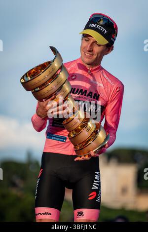Rome, Italie, le 1er juin 2025. Le cycliste britannique Simon Yates remporte le 108e Giro d'Italia 2025, course cycliste dans le centre-ville lors de l'étape 21, une étape de 143 km entre Rome et Rome, Italie, le 1er juin 2025. Crédit : Stefano Costantino TTL / Alamy Live News Banque D'Images
