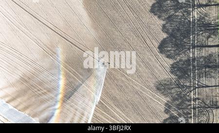 Vue aérienne de drone du système d'irrigation, arroseurs de pistolets de pluie à jet d'eau sur le terrain, paysage de scène rurale le jour ensoleillé, fond de champ Banque D'Images