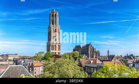 Ville аerial Utrecht vue par drone d'en haut, horizon typique de la ville hollandaise, paysage urbain d'Utrecht avec tour, canaux et maisons, Hollande, pays-Bas Banque D'Images
