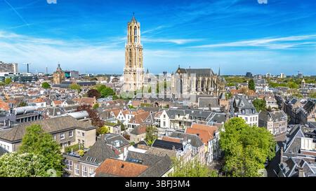 Ville аerial Utrecht vue par drone d'en haut, horizon typique de la ville hollandaise, paysage urbain d'Utrecht avec tour, canaux et maisons, Hollande, pays-Bas Banque D'Images
