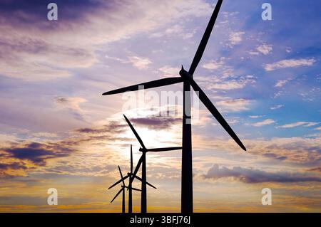 Éoliennes silhouettées contre un ciel dramatique, Watchfield, Oxfordshire, Angleterre, Royaume-Uni Banque D'Images