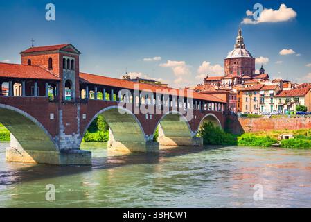 Pavie, Italie. Ponte Coperto (pont couvert) ou Ponte Vecchio un pont en pierre au-dessus du Ticino. Banque D'Images
