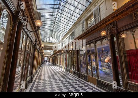 Vue intérieure de la Galerie Véro-Dodat, passage couvert parisien ouvert en 1826 dans le 1er arrondissement de Paris Banque D'Images